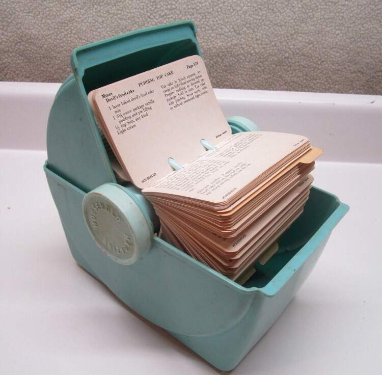 تاریخچهٔ نرم افزار CRM به دهه ۱۹۵۰ و اختراع ابزار Rolodex بازمیگردد